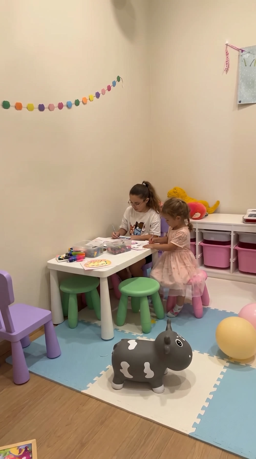 Crianças a brincar e a desenhar na sala do Clube Infantil